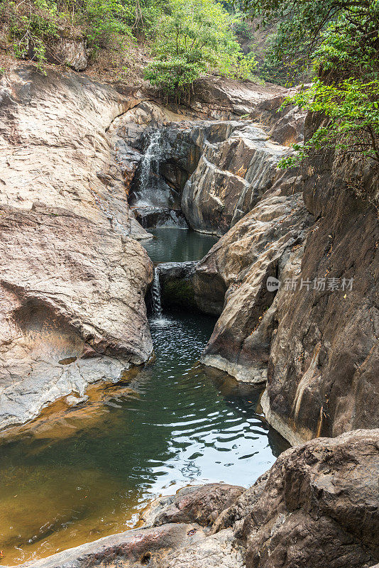 泰国Koh Chang丛林深处的Klong Nonsi瀑布